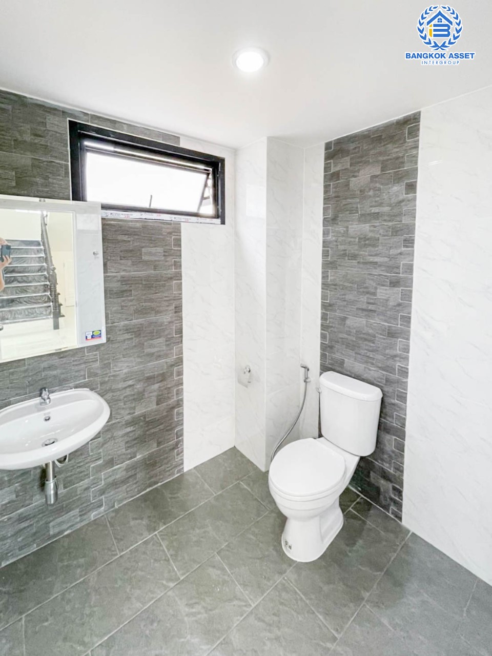 *****บ้านเดี่ยวมือสอง ม.วราภิรมย์ สุขาภิบาล5 หลังมุม เนื้อที่ 88.1 ตร.ว. ฟังก์ชัน 3 ห้องนอน 3 ห้องน้ำ จอดรถได้ 2 คัน บนทำเลเชื่อมต่อหลายเส้นทาง ถ.รามอินทรา ถ.สายไหม และถ.พหลโยธิน ใกล้สนามบินดอนเมือง ทางด่วน "รามอินทรา" และรถไฟฟ้าสายสีเขียว "สถานีสายหยุด"